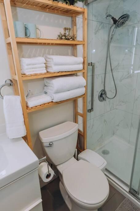Modern Condo In The Heart Of Dt Overlooking City バンクーバー エクステリア 写真