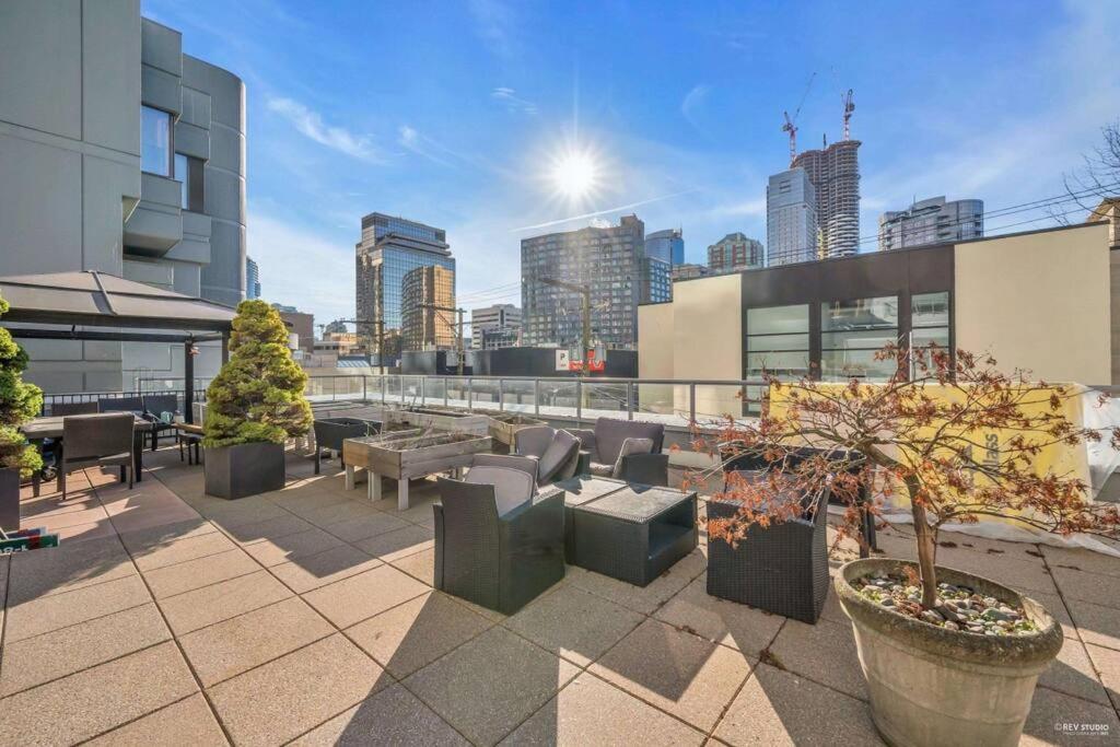 Modern Condo In The Heart Of Dt Overlooking City バンクーバー エクステリア 写真