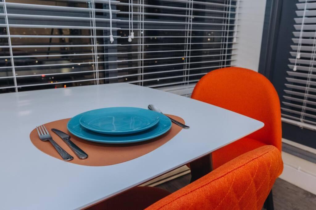 Modern Condo In The Heart Of Dt Overlooking City バンクーバー エクステリア 写真