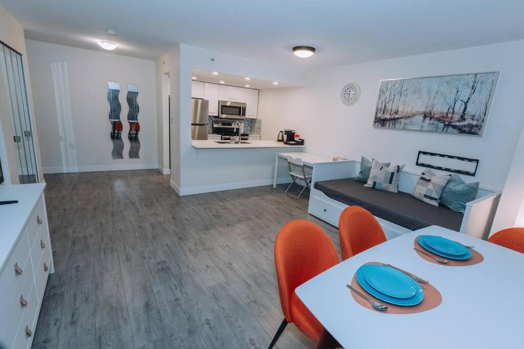 Modern Condo In The Heart Of Dt Overlooking City バンクーバー エクステリア 写真